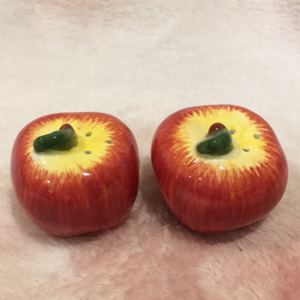 Ceramic Mini Red Apples Salt & Pepper Shaker Set of Two NWOT 1.75”